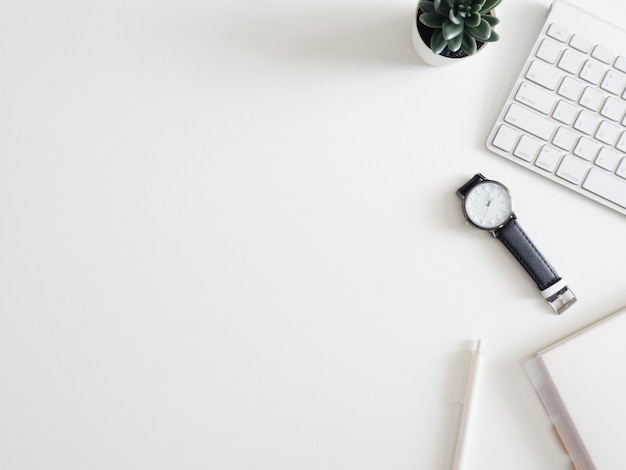 vista dall'alto del lavoro dal concetto di casa con tastiera, calcolatrice e taccuino su sfondo bianco, graphic designer, concetto di designer creativo.