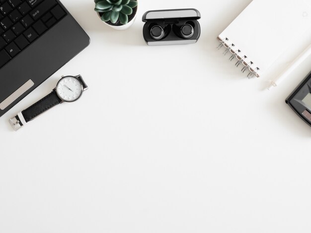 vista dall'alto del lavoro dal concetto di casa con tastiera, calcolatrice e taccuino su sfondo bianco, graphic designer, concetto di designer creativo.