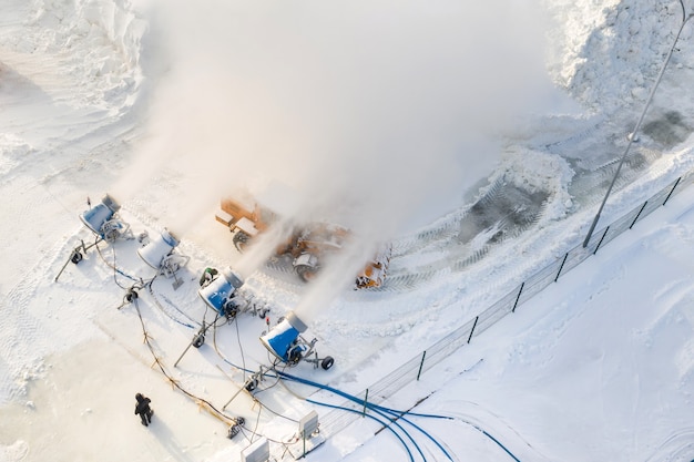 Vista dall'alto del lavoro di quattro cannoni da neve per la produzione di neve artificiale.