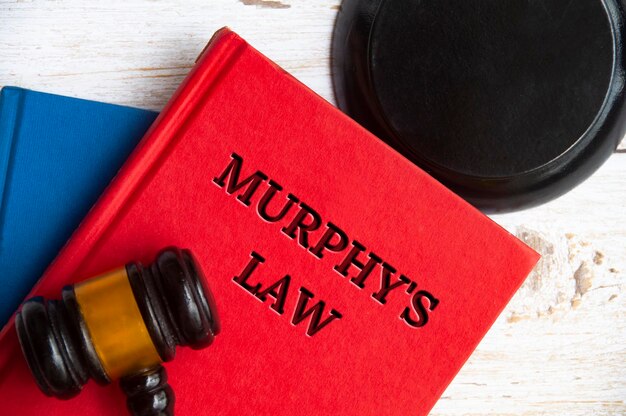 Vista dall'alto del libro Murphy39s Law sul tavolo di legno con sfondo martelletto