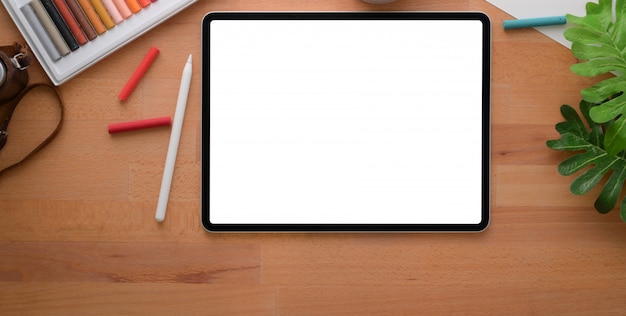 Vista dall'alto del luogo di lavoro moderno designer con tablet e articoli per ufficio