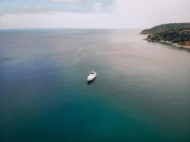 Vista dall'alto del lussuoso yacht nel vasto mare blu; concetto di stile di vita.