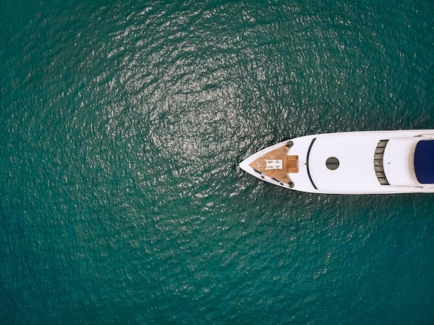 Vista dall'alto del lussuoso yacht nel vasto mare blu; concetto di stile di vita.