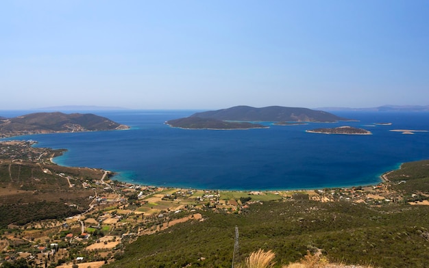 Vista dall'alto del Mar Egeo e della località turistica greca Marmari sull'isola di Evia in Grecia in una giornata di sole