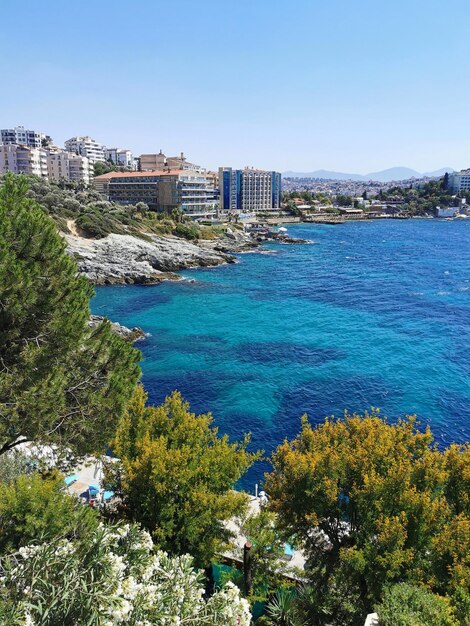 Vista dall'alto del mare e del giardino con i pini Il Mar Egeo Turchia Kusadasi Europa