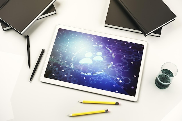 Vista dall'alto del moderno monitor digitale per tablet con ologramma delle icone delle persone Rendering 3D del concetto di servizio assicurativo online
