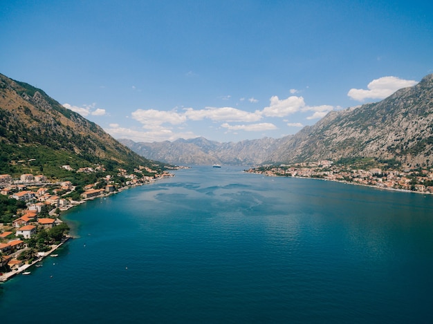 Vista dall'alto del molo e della città vecchia