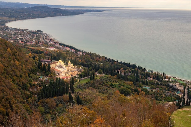 Vista dall'alto del monastero ortodosso di New Athos L'attuale chiesa ortodossa