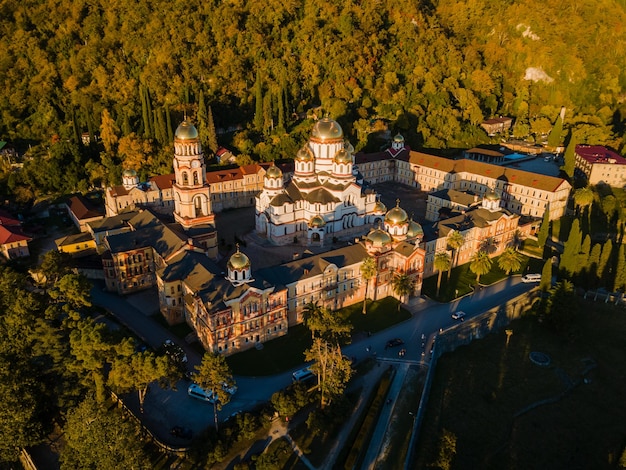 Vista dall'alto del monastero ortodosso nel tempio cristiano di novy afon abkhazia nella nuova foto di athos dall'alto