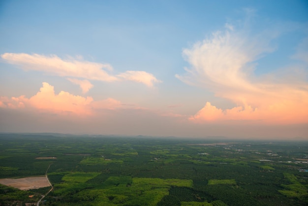 Vista dall'alto del paesaggio di campagna del sud-est asiatico con campi verdi e villaggi al tramonto