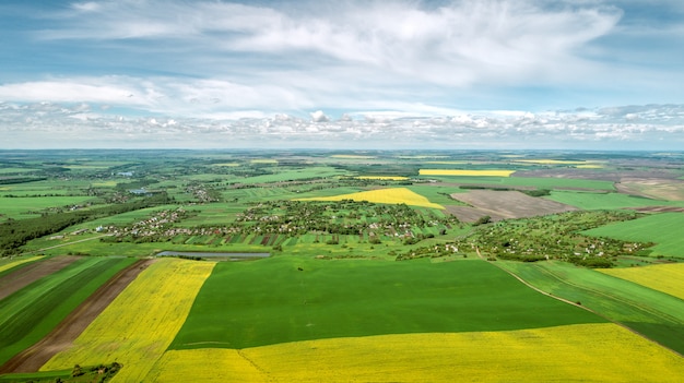 Vista dall&#39;alto del paesaggio rurale in giornata soleggiata di primavera. Casa e campo verde. Fotografia drone