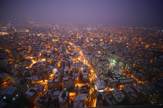 Vista dall'alto del paesaggio urbano della neve a Istanbul di notte