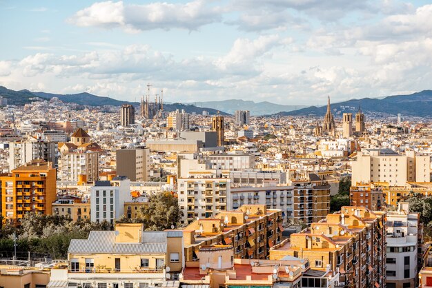 Vista dall'alto del paesaggio urbano sulla città di Barcellona dai giardini Miramar in Spagna