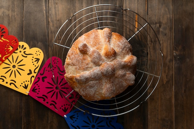 Vista dall'alto del pan de muerto al forno