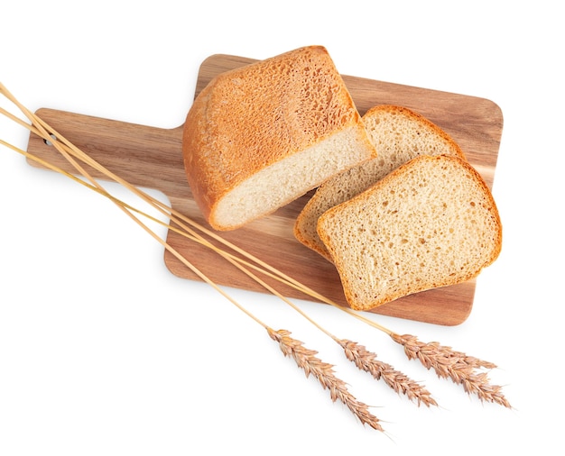 Vista dall'alto del pane a fette fatto in casa di farina di frumento servito su tavola di legno con chicchi maturi