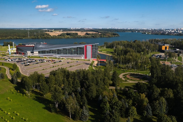 Vista dall'alto del parco acquatico e del parcheggio a Minsk sul bacino idrico di Drozdy