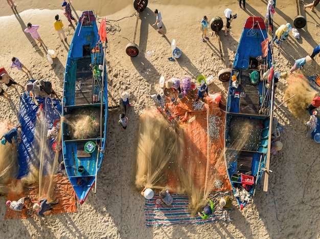 Vista dall'alto del pescatore che lancia la sua rete all'alba o al tramonto I pescatori tradizionali preparano la rete da pesca