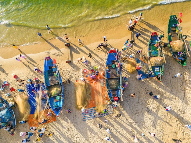 Vista dall'alto del pescatore che lancia la sua rete all'alba o al tramonto I pescatori tradizionali preparano la rete da pesca