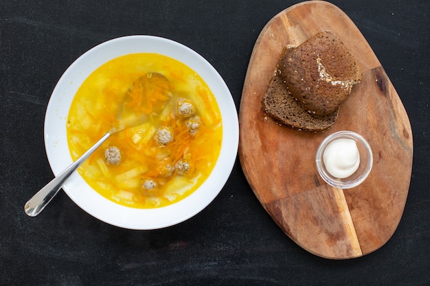 Vista dall'alto del piatto con zuppa di polpette