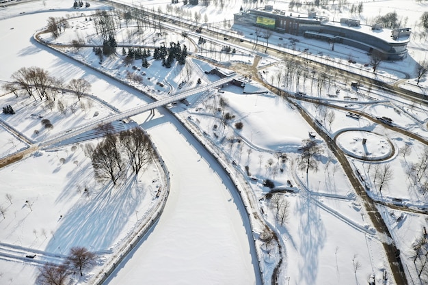 Vista dall'alto del ponte pedonale sul fiume Svisloch ghiacciato a Minsk. Bielorussia.