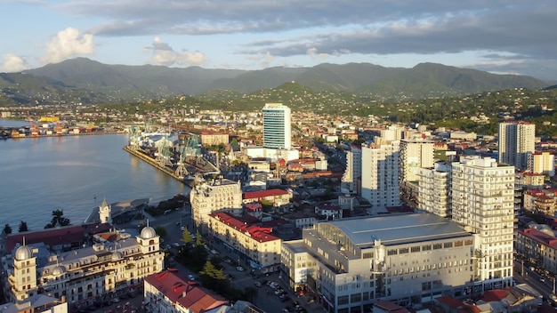 Vista dall'alto del porto marittimo della città di Batumi