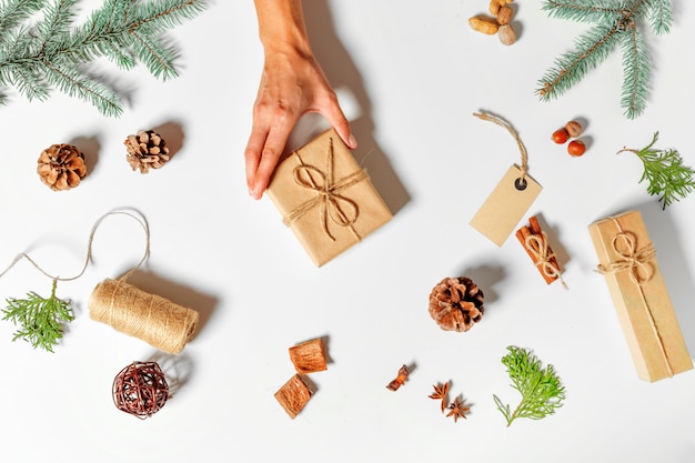 Vista dall'alto del regalo di Natale avvolto nel mestiere e decorato