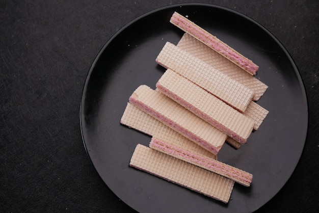 Vista dall'alto del rotolo di wafer al cioccolato su un piatto