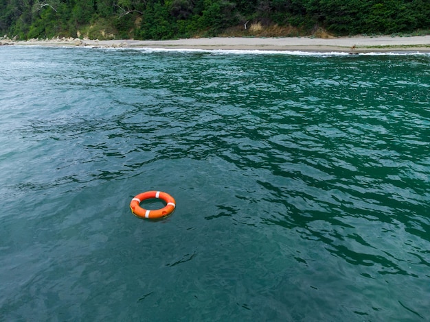 Vista dall'alto del salvagente nel mare Anello di vita che galleggia in un mare