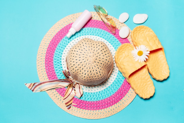 vista dall'alto del set da spiaggia, cappello estivo da donna e altro