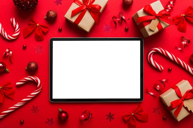 Vista dall'alto del tablet vuoto su sfondo natalizio fatto di decorazioni di Capodanno e decorazioni festive Concetto di vacanza di Capodanno Mockup