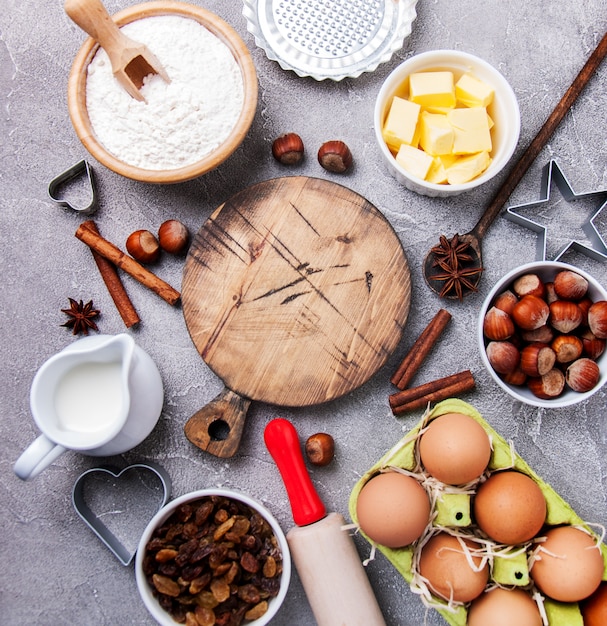 Vista dall&#39;alto del tavolo della cucina con ingredienti di cottura