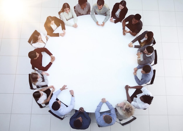 Vista dall'alto del tavolo rotondo Uomini d'affari che si siedono in riunione con il team di lavoro di brainstorming dell'area di lavoro aziendale