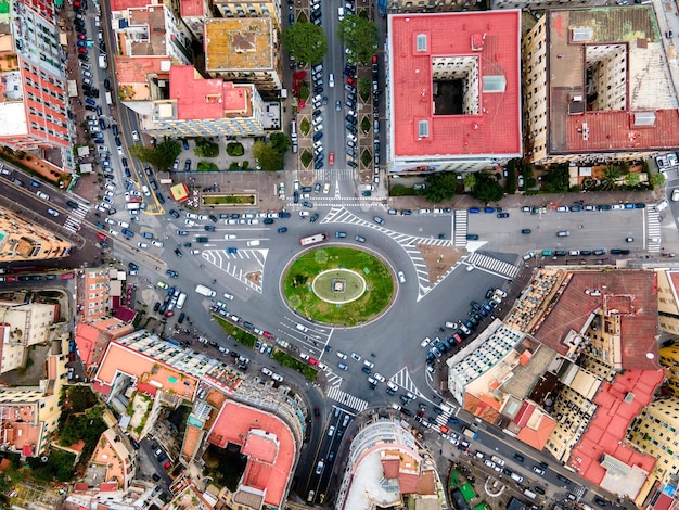 Vista dall'alto del traffico stradale in Europa. Traffico stradale nella veduta aerea di Napoli