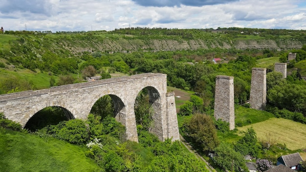 Vista dall'alto del vecchio acquedotto vicino alla città di Kamenetz-Podolsk