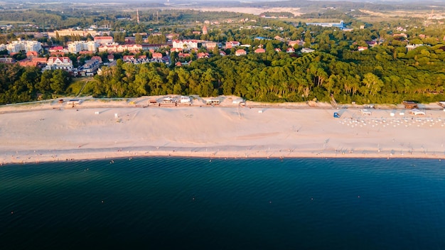 Vista dall'alto del villaggio di Yantarny nella regione di Kaliningrad, il Mar Baltico e la spiaggia