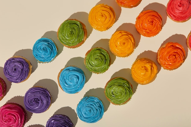 Vista dall'alto deliziosa glassa per cupcake arcobaleno ancora in vita