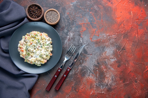 vista dall'alto deliziosa insalata di cucina con maionese all'interno del piatto su superficie scura