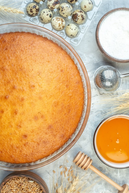 vista dall'alto deliziosa torta al forno su sfondo bianco torta biscotto cuocere pasta torta di zucchero dessert dolce da forno