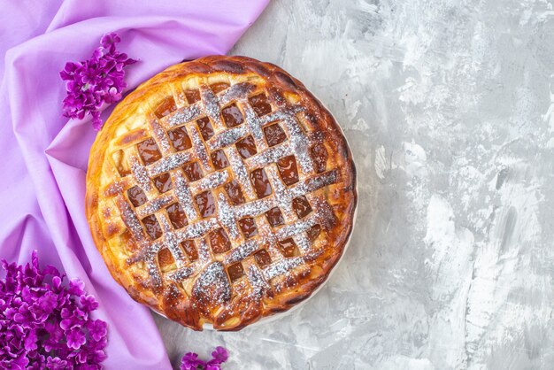 vista dall'alto deliziosa torta di gelatina su sfondo bianco fiore viola torta pasta biscotto tè dolce zucchero