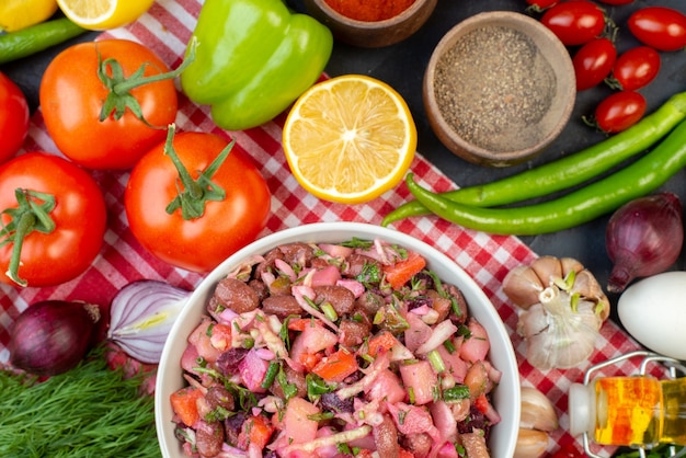 vista dall'alto deliziosa vinaigrette con verdure e verdure fresche su sfondo scuro insalata di pasto cibo salutare pranzo color