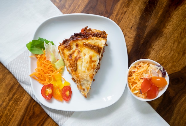 Vista dall'alto Deliziose lasagne alla bolognese tradizionali italiane con carne macinata