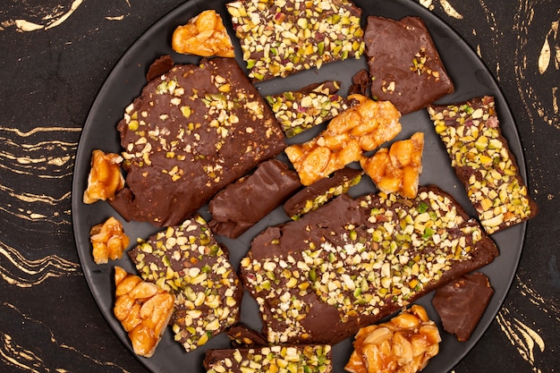 Vista dall'alto delizioso cioccolato sul piatto nero?