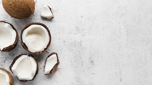 Vista dall'alto delizioso cocco con spazio di copia