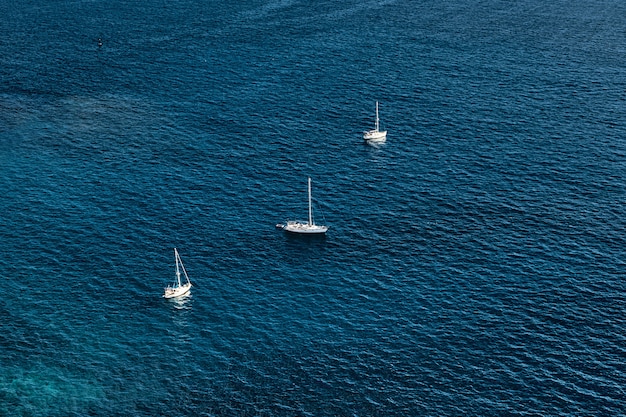 Vista dall'alto dell'acqua di mare blu con bellissimo yacht a vela