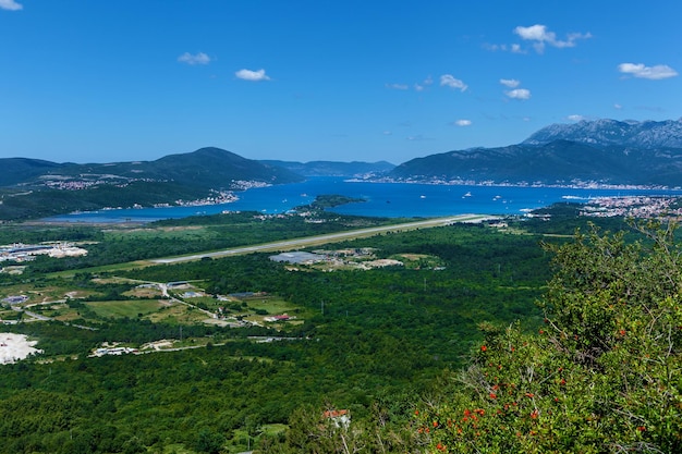 Vista dall'alto dell'aeroporto di Tivat Montenegro