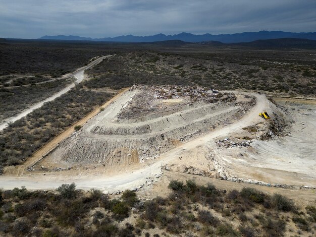 Vista dall'alto dell'antenna del drone grande mucchio di immondizia Mucchio di immondizia in discarica o immondizia di montagna in discarica