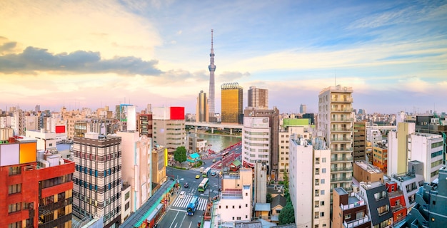 Vista dall'alto dell'area di Asakusa a Tokyo in Giappone al tramonto