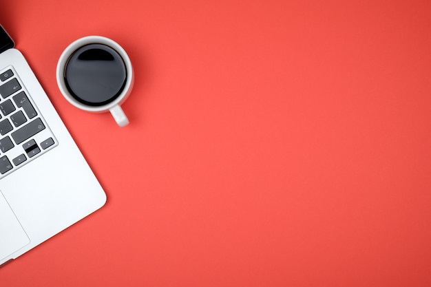 Vista dall'alto dell'area di lavoro con lo spazio del computer portatile, della tazza di caffè e della copia