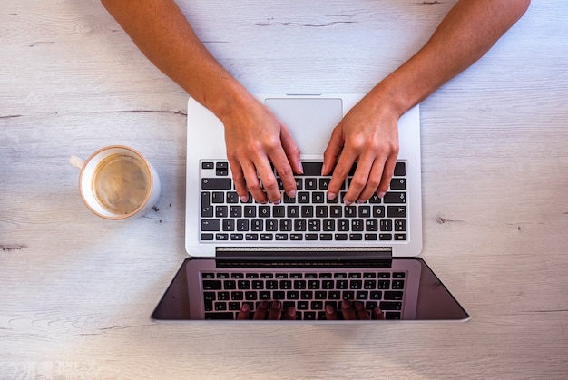 Vista dall'alto dell'area di lavoro del designer grafico che beve caffè mentre si lavora