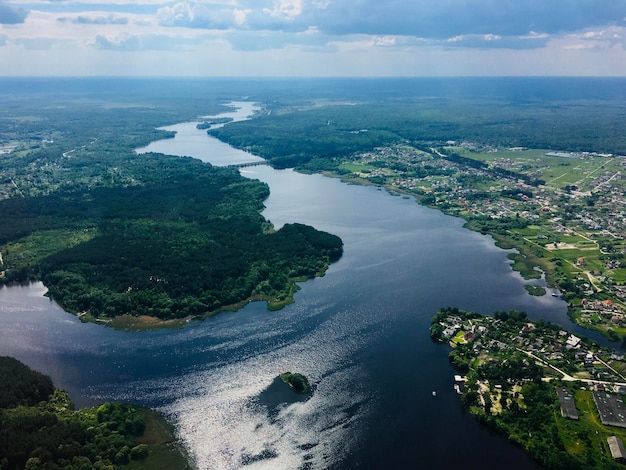 Vista dall'alto dell'estate fiume Teteriv a Zhytomyr Ucraina